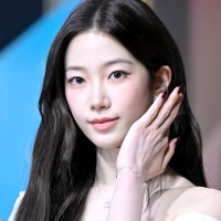 布面積少なすぎ？LE SSEAFIM・カズハ、“美背中全開”ドレスに釘づけ「息できない」「えぐぅぅぅう」