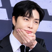 NCT・ジャニー、迫力満点の“上腕二頭筋”を披露！ユニフォーム姿で魅力全開「ギャップにやられた…」