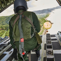 臨時の医療施設に運ばれてきた傷病者を治療する演習で、銃撃で負った傷により多量の血液が失われたという設定の模擬患者に輸血動作を行う自衛官