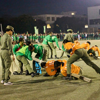 棒を敵陣に運ばれまいと棒にしがみつき、一方、棒を自陣に運び込もうと力の限り棒を引っ張る女子学生たち