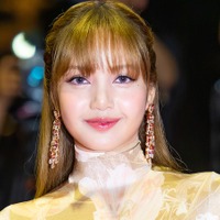 日本語コメントも！BLACKPINK・リサ、“超ミニ丈”で美脚あらわ…東京ドームオフショット公開