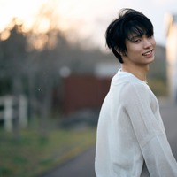 羽生結弦、マジックアワーの振り返りショット！最新写真集『羽』から先行カット公開 画像