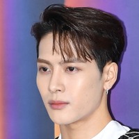 GOT7・ジャクソン、ルイ・ヴィトンのショーで未公開曲を初披露！世界的アーティストとのコラボに視線集中