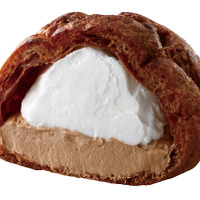 「盛りすぎ！大きなチョコシュー(チョコクリーム&ホイップ)」（税込194円）