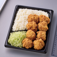 「盛りすぎ！鶏のから揚げ弁当」（税込 592円）