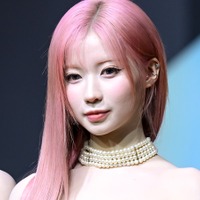 見えちゃいそう…日本人K-POPアイドル、“危険な寝そべりポーズ”でファンを虜に「ヤバい」「美しすぎる」