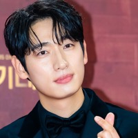 “電撃結婚”が話題を集めた俳優ユン・バク、結婚2年4カ月で第1子誕生！「母子ともに健康」