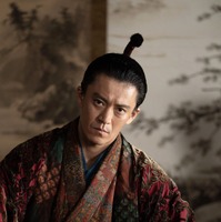 大河ドラマ『豊臣兄弟！』織田信長役・小栗旬「仲野太賀の演技に心を動かされました」