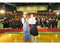 西野カナから卒業証書も〜埼玉の中学校卒業式でサプライズライブ 画像