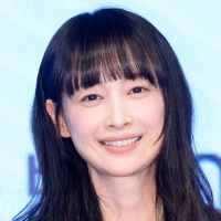 元祖“韓流四天王”の夫ウォンビンが「頑張れ」と応援！ 女優イ・ナヨン、新ドラマ制作発表会に登場