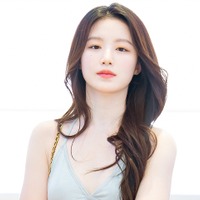 もはや下着…i-dle・シュファ、“素肌ジャケット”で大胆に！引き締まった体型に惚れ惚れ【PHOTO】