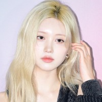 IVE・ガウル、誘惑的な“寝そべりショット”にファン騒然…きらめくボディに視線集中「妖艶すぎる」