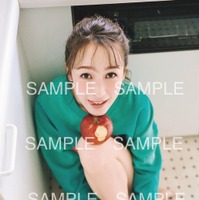 〈オンラインサイン会特典ステッカー〉上目遣い＆舌ペロのキュートなショット 撮影／花盛友里