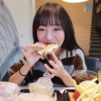 “食べ物吐き捨て”炎上が話題の大食いユーチューバー界隈、韓国ではバーガー10個食べて500万円寄付
