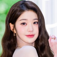 「画面からいい香りが…」IVE・ウォニョン、絵画のような美貌を披露！可憐な白ワンピ姿にキュン