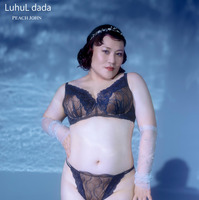 クイーンブラ レースは私を語らない、私の輪郭をなぞるだけ