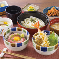 少しずつお料理を楽しめる「ミニ丼まんぷく膳」【特別販売】（税込１,５６２円）