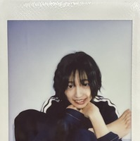 オフショットチェキ『təméɪṭoʊ təmάːtəʊ（トメィトゥ トマァトゥ）2026 CALENDAR PHOTOBOOK カレンダー？フォトブック？どっちでもいいよそんなの』（C）SHAMPOO BOOKS