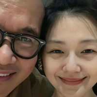 元恋人だった女優と20年ぶりに再会し結婚するも、日本で急死　韓国歌手の夫が1周忌の記念像をデザイン