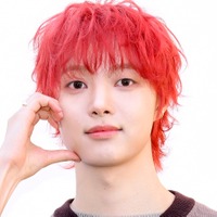 &TEAM・EJ（ウィジュ）、赤髪に“大胆イメチェン”で雰囲気激変！モデル級スタイルにも視線集中