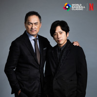 左から）渡辺謙、二宮和也「2026 ワールドベースボールクラシック」全47試合／3月5日～3月18日 Netflix 日本国内で独占生配信（アーカイブあり）
