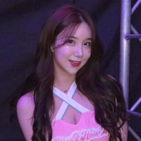 “規格外のサイズ”で話題の韓国人気チア、ピンク衣装に身を包んでの強調ポーズが魅力的！