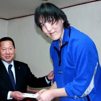 バスケ選手として活躍も晩年は経済的困難まで…「巨人症」に苦しんだ205cmの“韓国最高身長女性”、3周忌