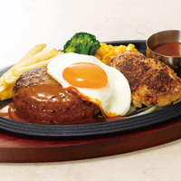 黒×黒ハンバーグ＆スパイシーチキンブラウンバターソース目玉焼き付（税込2,123円）