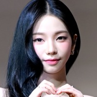 バレないの？aespa・カリナ、“変装なし”で福岡の街に出没！タイツから覗く美脚に釘付け「めっちゃ綺麗」