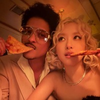 「グラミー賞」を盛り上げたブルーノ・マーズ＆BLACKPINK・ロゼ、授賞式の後はピザ「もう家族」 画像