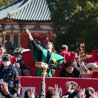 〈千葉 成田山新勝寺〉豆まきの様子（C）NHK