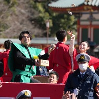 〈千葉 成田山新勝寺〉豆まきの様子（C）NHK