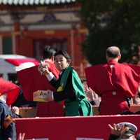 〈千葉 成田山新勝寺〉豆まきの様子（C）NHK