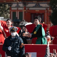 〈千葉 成田山新勝寺〉豆まきの様子（C）NHK