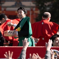 〈千葉 成田山新勝寺〉豆まきの様子（C）NHK