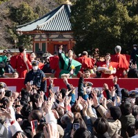 〈千葉 成田山新勝寺〉豆まきの様子（C）NHK