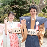 〈大阪 成田山不動尊〉左から）寧々役／浜辺美波、藤吉郎役／池松壮亮（C）NHK