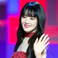 もはや見せにきてる…i-dle・ミンニ、下着姿で見せた堂々とした美しさ！思い切ったルックに注目