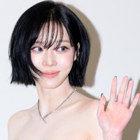 「リアル天使」aespa・ウィンター、海辺で見せた “極薄ボディ”に視線集中！骨が浮き出た背中に心配の声も