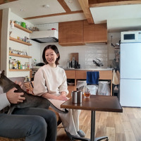 リビングでくつろぐ住人（アルジ）夫妻と猫©MBS