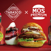 左：大人のベリーソフトクリーム　TABASCOハバネロソース使用　　右：和牛バーガー チポトレ＆ベーコン　TABASCOチポートレイソース使用