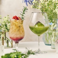 カクテルドリンク（左）Refreshing Berry（右）Japonesque Garden