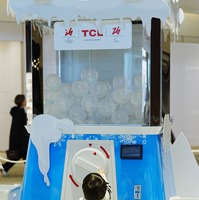 高さ約2.5mを誇る東京最大級の「巨大ガチャガチャ」（C）TCL