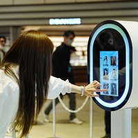 「2026年TCL 冬季オリンピックポップアップイベント」の展示を楽しむ来場者（C）TCL