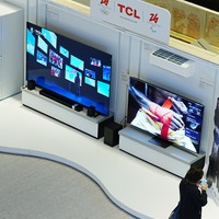 TCL家電展示エリアに展示された最新大型テレビ（C）TCL