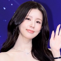 “ほぼ紐ドレス”で話題を集めたミヨン、短めトップスから縦線くっきりクビレがあらわ