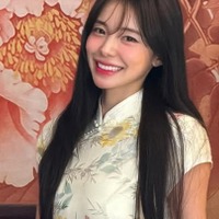 極短チャイナドレスで大胆“しゃがみ”ポーズ…韓国チア イ・ダヘのスリルたっぷりギリギリ近況ショット