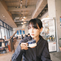 のん、カフェでのリラックスショット公開！ファン「笑顔が、大人びてきた！？」「おしゃれな隙間写真」