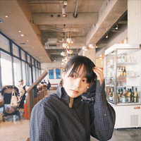 のん、カフェでのリラックスショット公開！ファン「笑顔が、大人びてきた！？」「おしゃれな隙間写真」