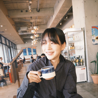 のん、カフェでのリラックスショット公開！ファン「笑顔が、大人びてきた！？」「おしゃれな隙間写真」